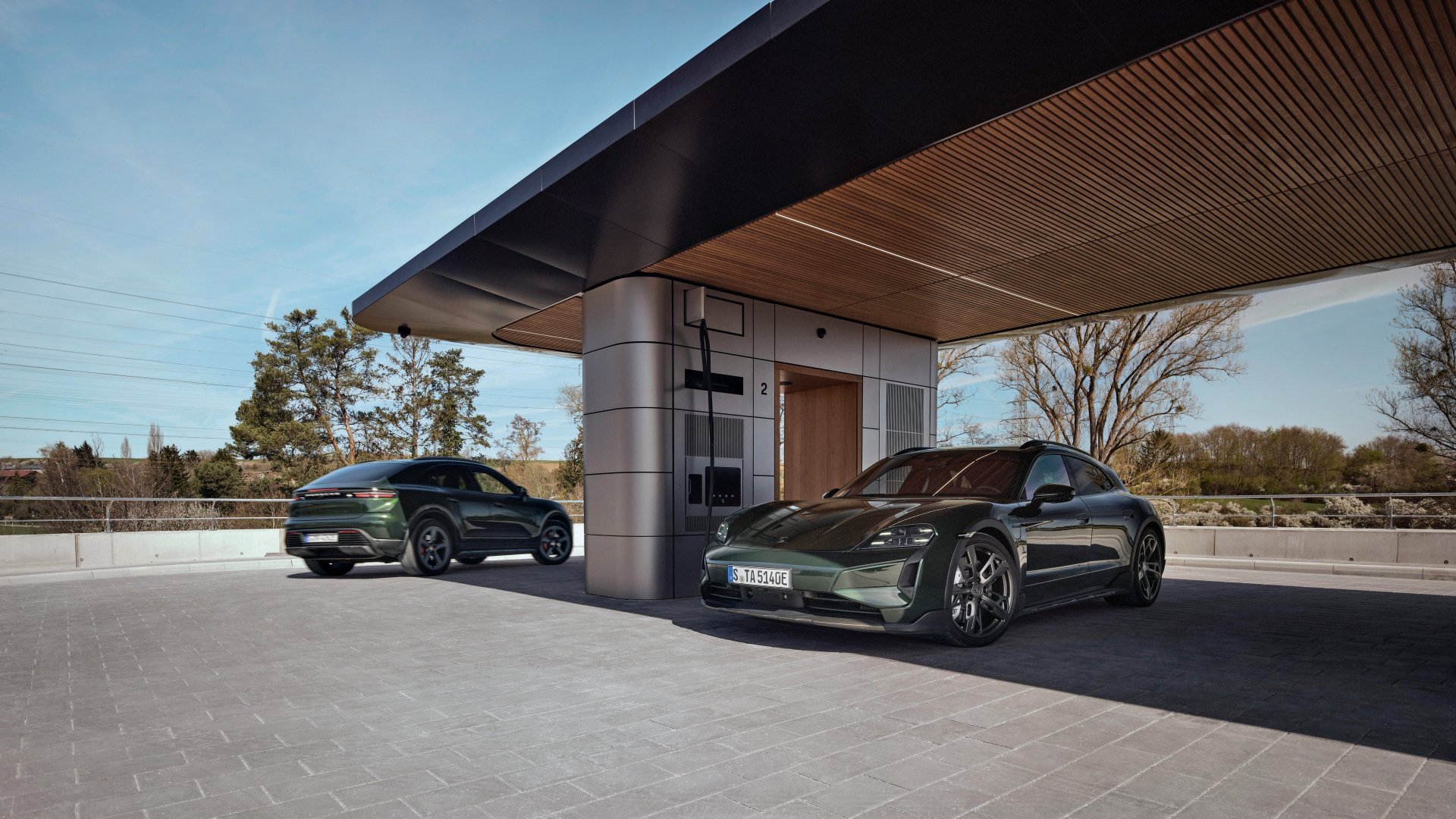 Porsche Charging Lounge mit Macan 4S und Taycan Turbo Cross Turismo